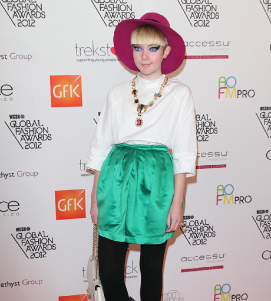 Im Märchen 'Rumpelstilzchen' hätte Stella Katterman mit diesem Outfit sicherlich die Hauptrolle erhalten.´ Auf dem roten Teppich ist der Look der Fashion-Bloggerin leider fehl am Platz.
