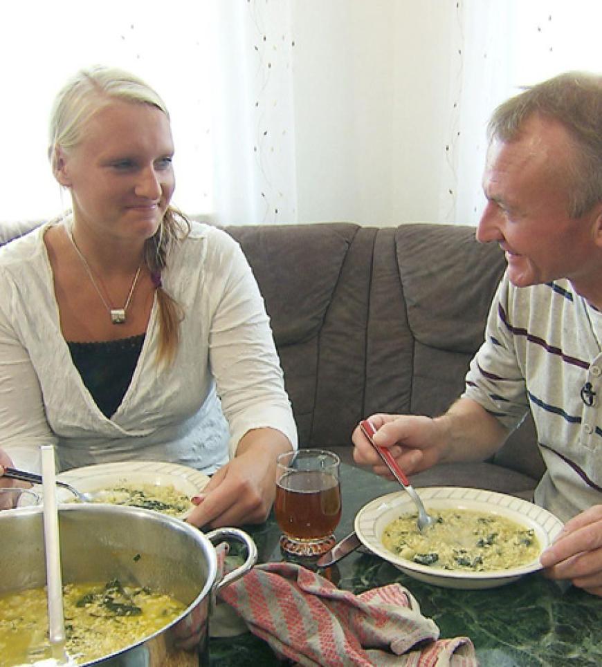 Auch Jürgen und Zahnarzthelferin Jessica steht ein Arbeitstag auf dem Hof bevor. Am Abend löst Jürgen sein Versprechen ein und stellt sich an den Herd. Jessica: âEs ist bisher sehr selten vorgekommen, dass ein Mann für mich gekocht hat und es ist noch nie vorgekommen, dass ein Mann mit so viel Liebe für mich gekocht hat!