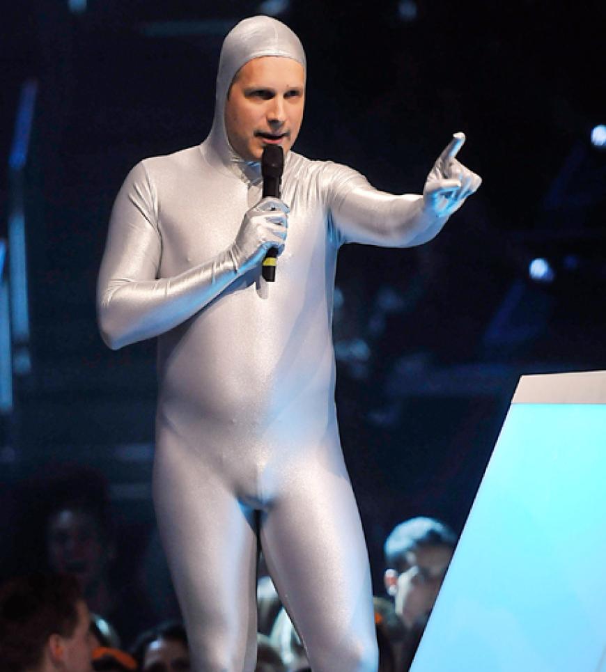 Oliver Pocher übergab Lena Meyer-Landrut ihren Award und kam im hautengen Silber-Outfit auf die Bühne