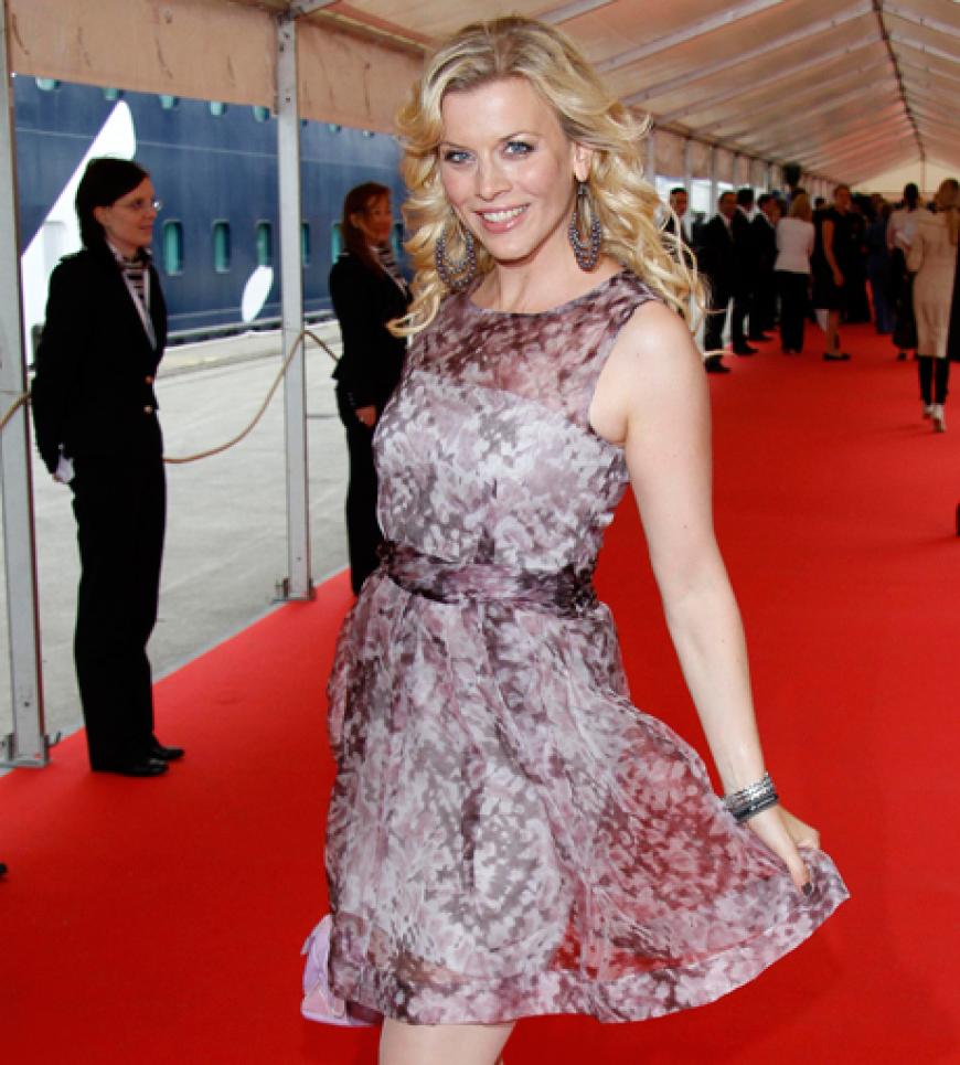 Ganz schön mutig: Schauspielerin Eva Habermann kam im lufitgen Kleidchen zur Taufe. Dabei zeigte sich Hamburg an diesem Tag von seiner typisch rauhen Wetter-Seite ...