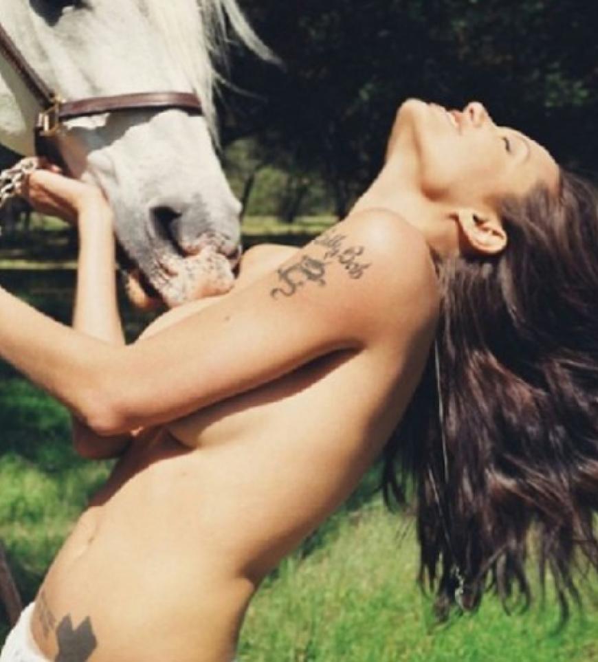 25 Jahre jung ist Angelina Jolie auf dem Nacktbild, das jetzt unter den Hammer kommen soll