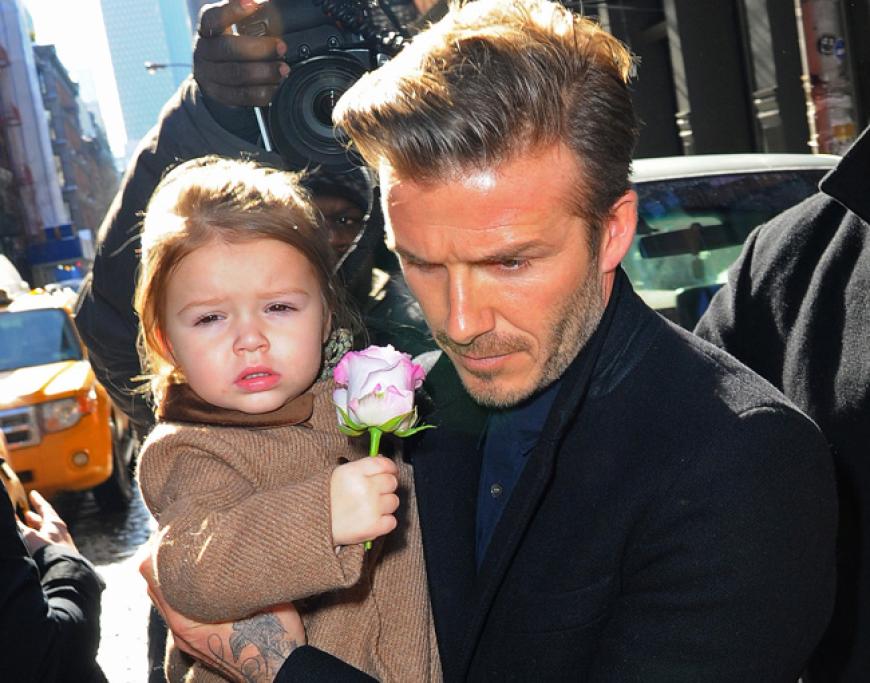 Ein kleiner Fashion-Star: Harper Seven Beckham ist mit ihren Promi-Eltern unterwegs in New York. Victoria Beckham präsentierte dort nämlich auf der Fashion Week f/w ihre neue Kollektion
