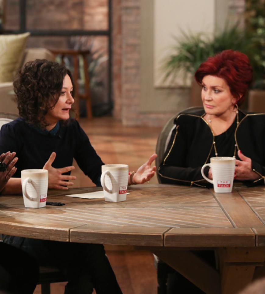 Sara Gilbert spach neben Sharon Osbourne in der US-Show