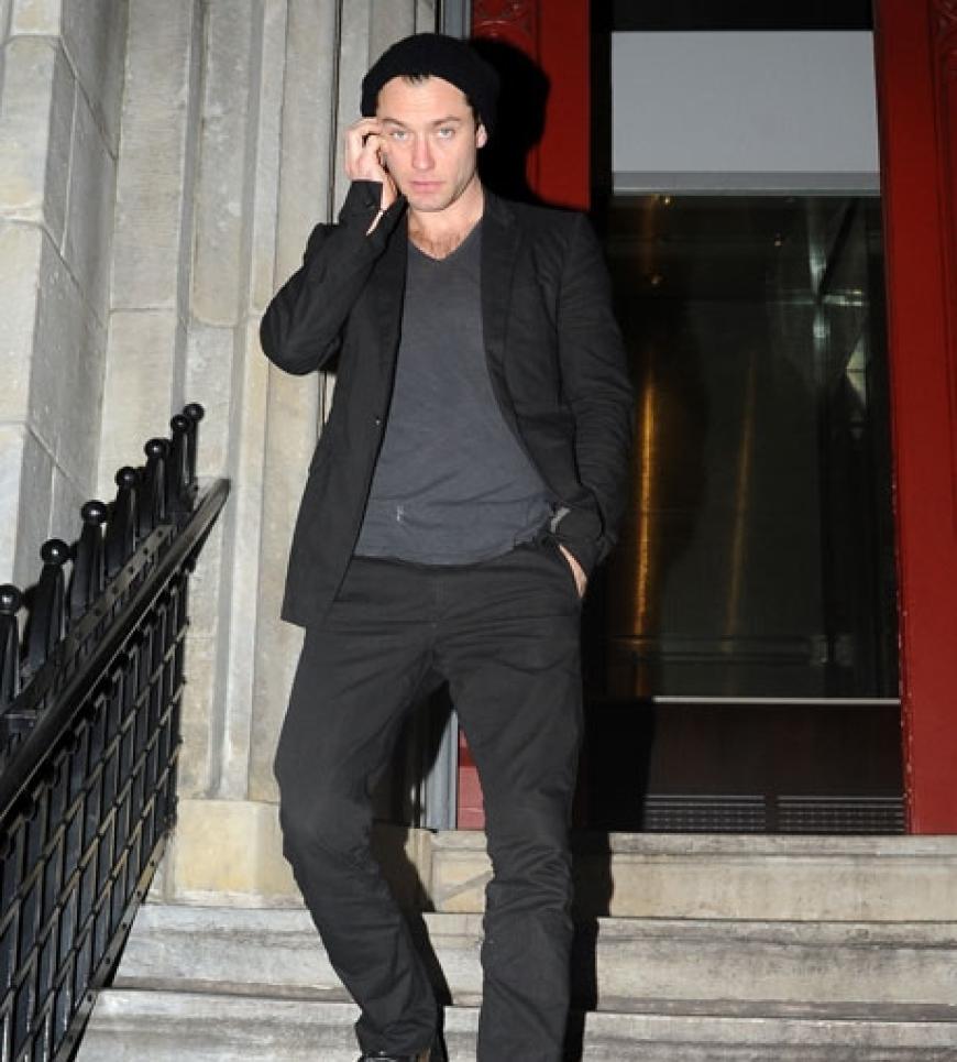 Jude Law verlässt morgens das Haus von Sienna Miller