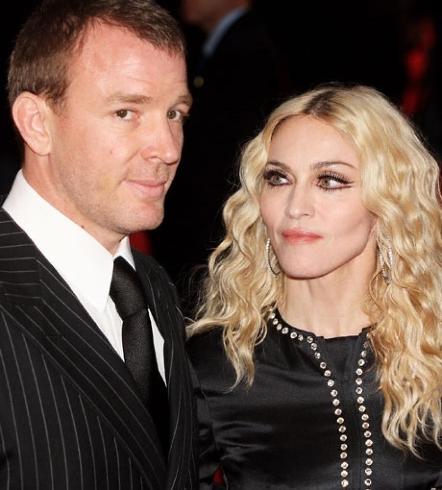 Madonna und Guy Ritchie machten ihrer knapp achtjährigen Ehe mit einer Blitzscheidung im November 2008 ein Ende. Nach Medienberichten erhielt Ritchie zwischen 50 Millionen und 60 Millionen Pfund (55,6 Millionen bis 66,7 Euro)