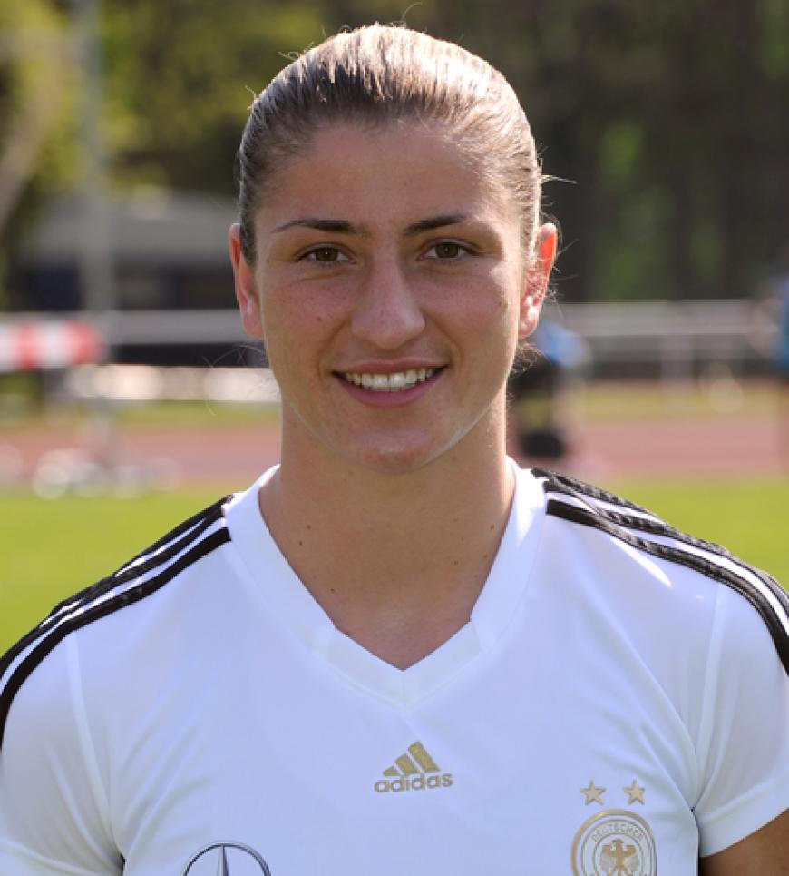Bianca Schmidt wurde 1990 geboren und kümmert sich um unsere Abwehr. Sie spielt sonst beim Verein 1. FFC Turbine Potsdam