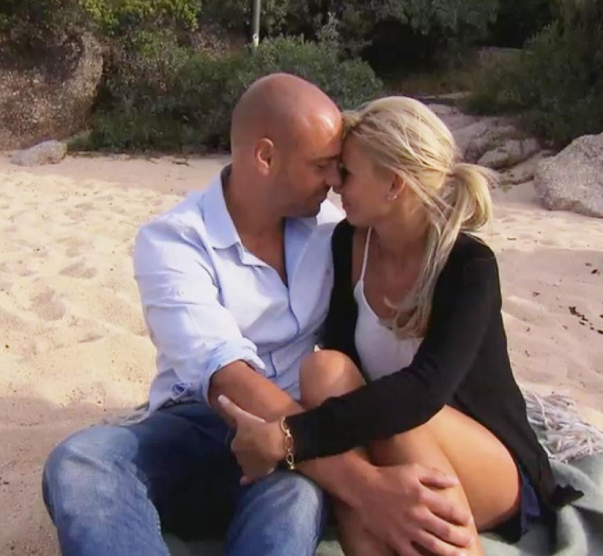 Schau mir in die Augen, Kleines: Christian und Katja machen es sich nach dem Essen mit Christians Eltern, am Strand gemütlich und kuscheln ausgiebig miteinander