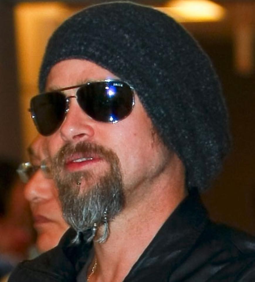 Brad Pitt liebt momentan den coolen Casual-Chic. Er versteckt seine tollen Haare immer öfters unter einer Mütze