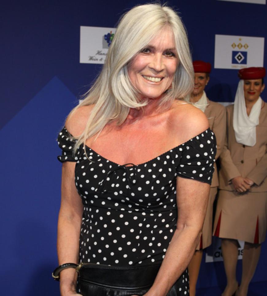 Elvira Netzer, Ehefrau von Fußball-Legende Günther Netzer, strahlte in die Kameras