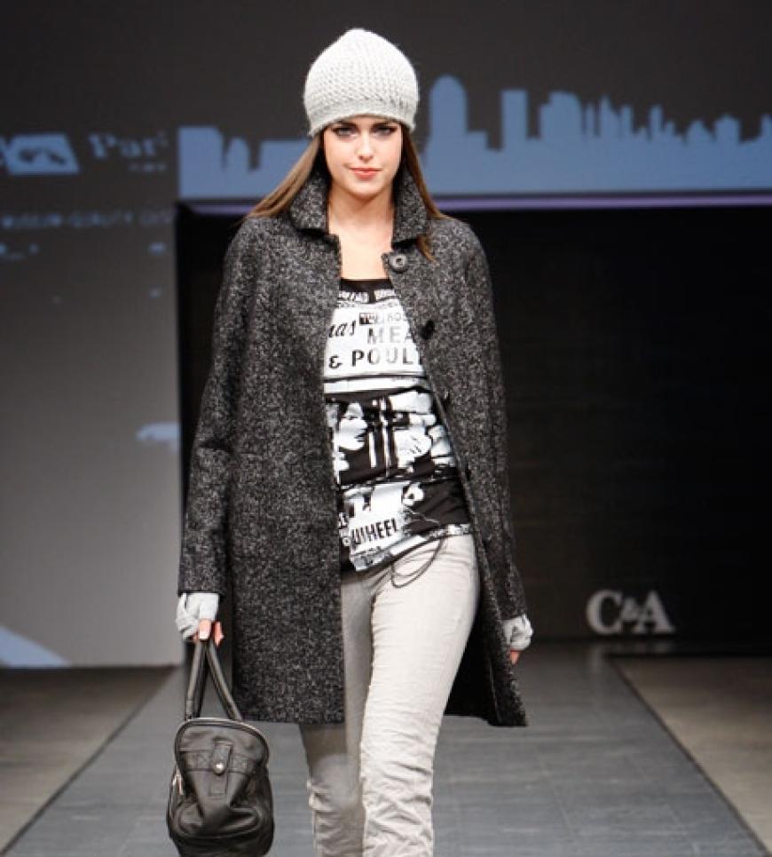 Robuste Mode gepaart mit sportlicher Urbanität. Besonderes Accessoire: Marie trägt eine grobe Strickmütze mit Zopfmuster. Copyright: C&A