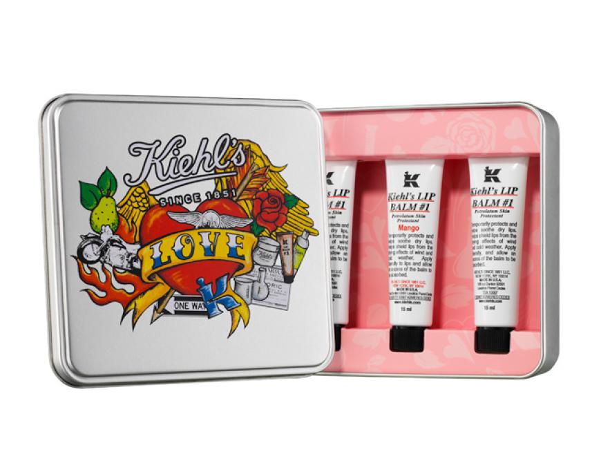 Kiss me, baby! Damit man am romantischsten Tag im Jahr extralange knutschen kann, gibts von Kiehls die Valentinstags-Box mit drei Lip-Balms, ca. 26 Euro
