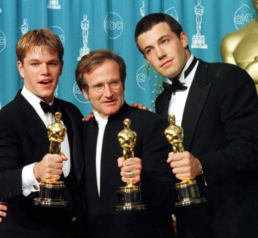 Endlich der Goldjunge! Williams posiert mit den Darstellern und Drehbuchautoren Matt Damon (l.) und Ben Affleck (r.)