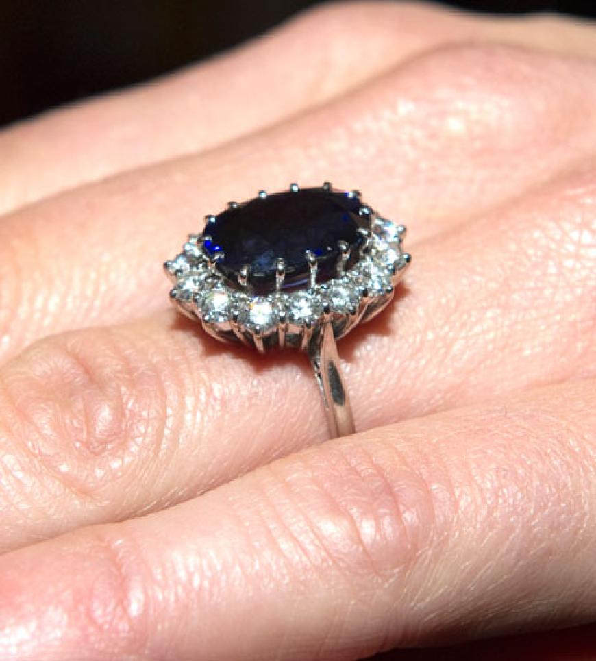 Dieser Ring ist fast so bekannt wie seine Trägerin - der blaue Saphir mit den Diamanten gehörte Prinzessin Diana, nun trägt ihn Herzogin Kate