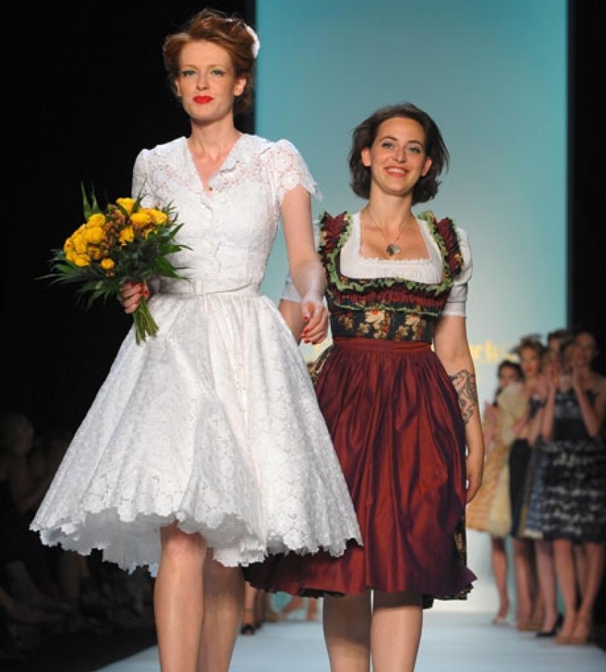 Designerin Lena Hoschek wird beim Abschluss ihrer Modenschau in Berlin gefeiert