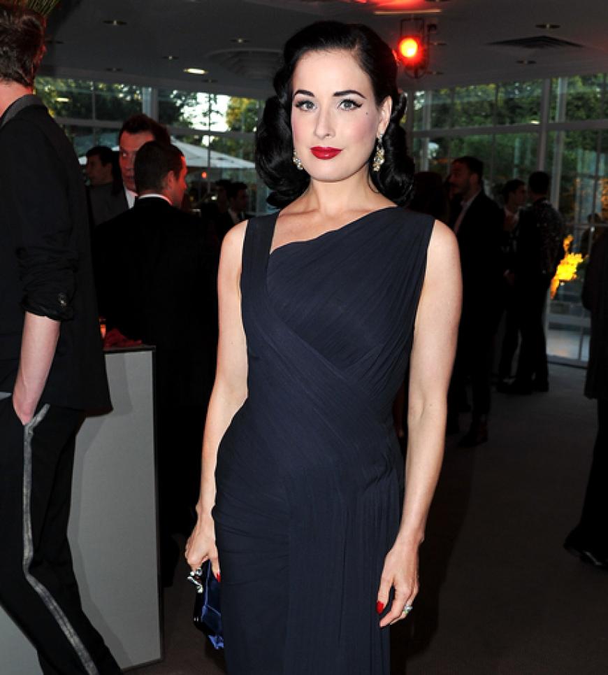 Dita Von Teese kam in einem schlichten, nachtblauen Kleid