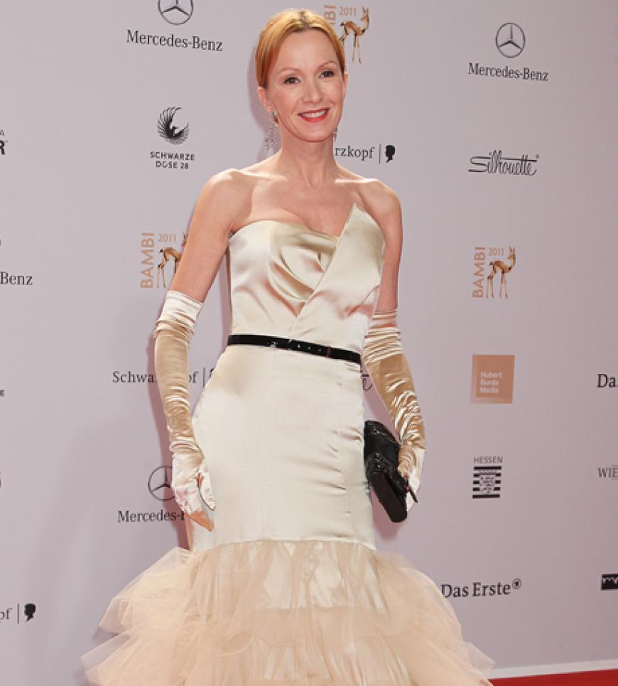 Katja Flint erschien in einem extravaganten Kleid