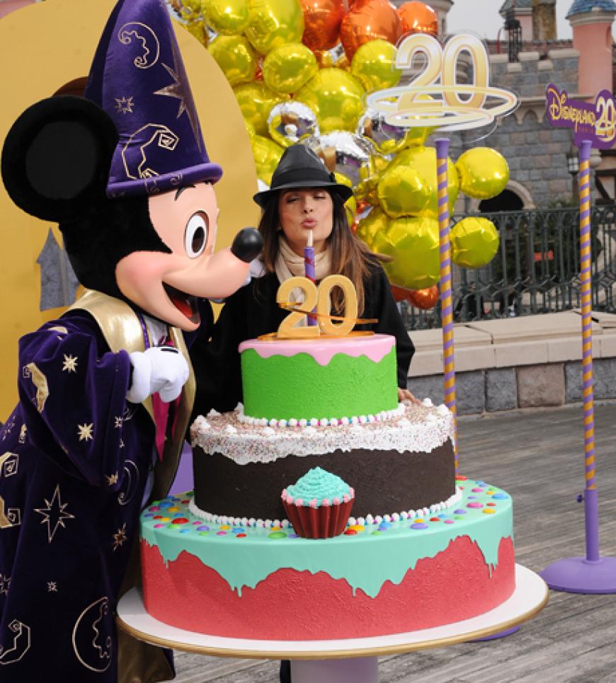 Happy Birthday, Disneyland! Der berühmte Themenpark in Paris feierte am Wochenende seinen 20. Geburtstag und Stars wie Schauspielerin Salma Hayek gratulierten