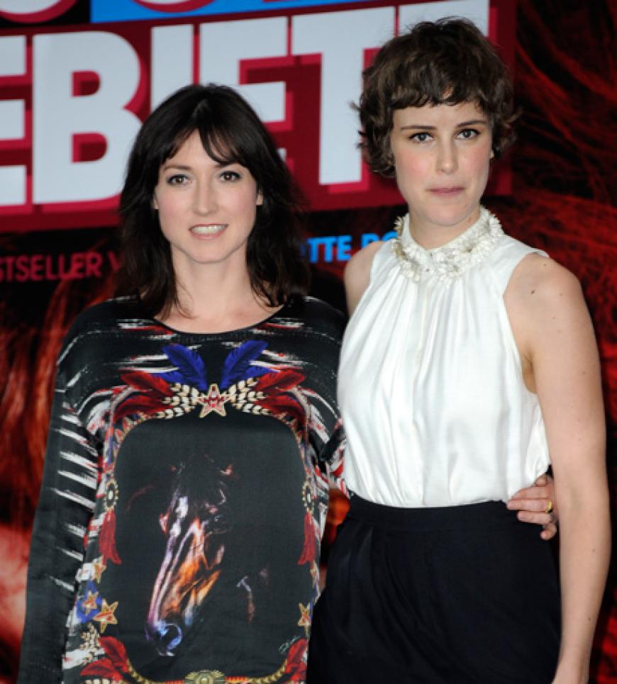 Carla Juri (r.) mit