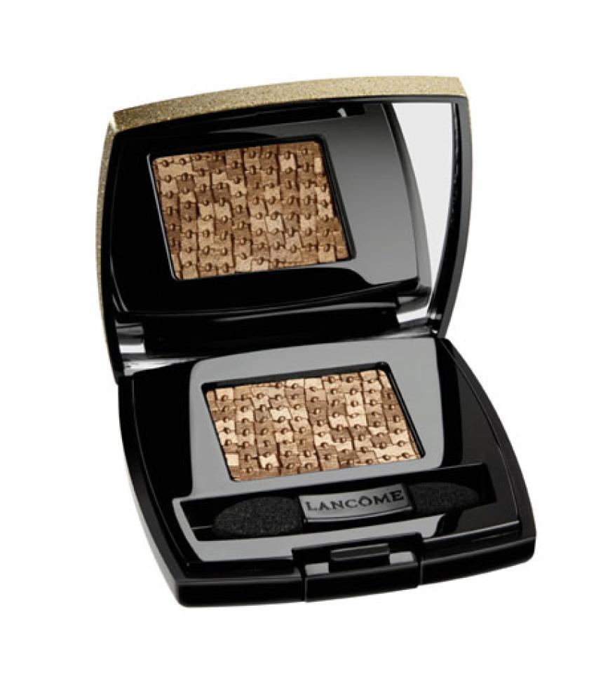 Das OK! Beauty-Ressort war ganz aus dem Häuschen, als es die neuen Lidschatten entdeckte! Einer schöner und kunstvoller als der andere. Die neuen Farben sind in hübschen Mustern geprägt und werden damit zu kleinen Highlights in unseren Beauty-Bags. Hochpigmentiert und cremig-weich zaubern sie wunderschöne Metallic-Effekte. Bei diesem Anblick mag man sie fast nicht anbrechen. Wollen Sie ein paar Musterbeispiele? Dann klicken Sie sich durch …