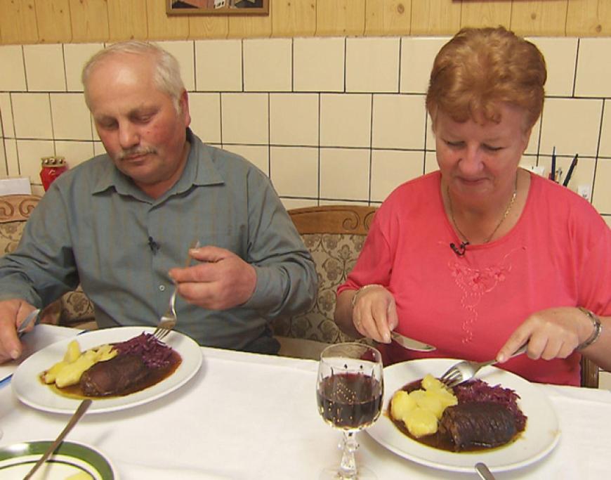 Während er im Stall arbeitet, überrascht sie ihn mit einem deftigen Mittagessen. Dieter ist überwältigt: âEine Frau hat sowas noch nie für mich zubereitet. Schmeckt wunderbar. Wie bei meiner Mutter