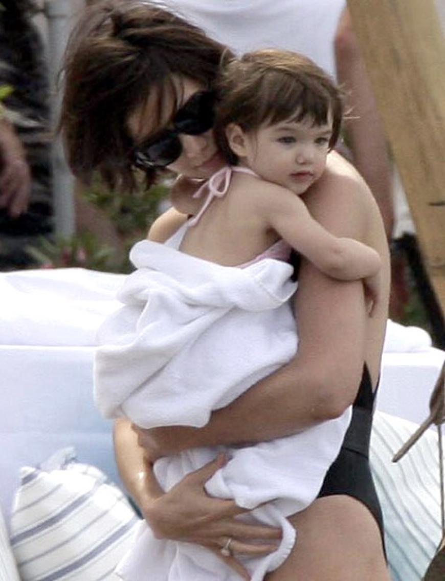 Suri Cruise auf den Armen ihrer Mutter Katie Holmes. Seit ihrer Geburt gehört sie zu den meist fotografierten Promi-Kindern der Welt
