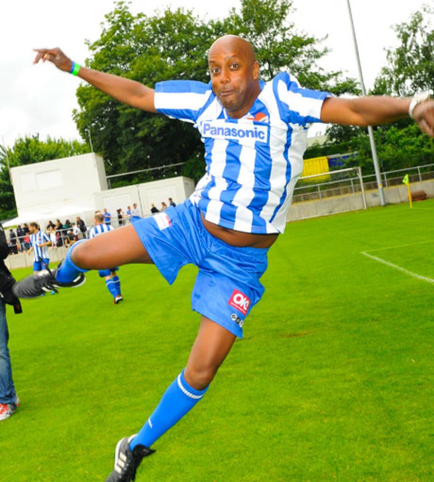 Moderator Yared Dibaba machte auf dem Rasen eine gute Figur. Er selbst blieb aber bescheiden: