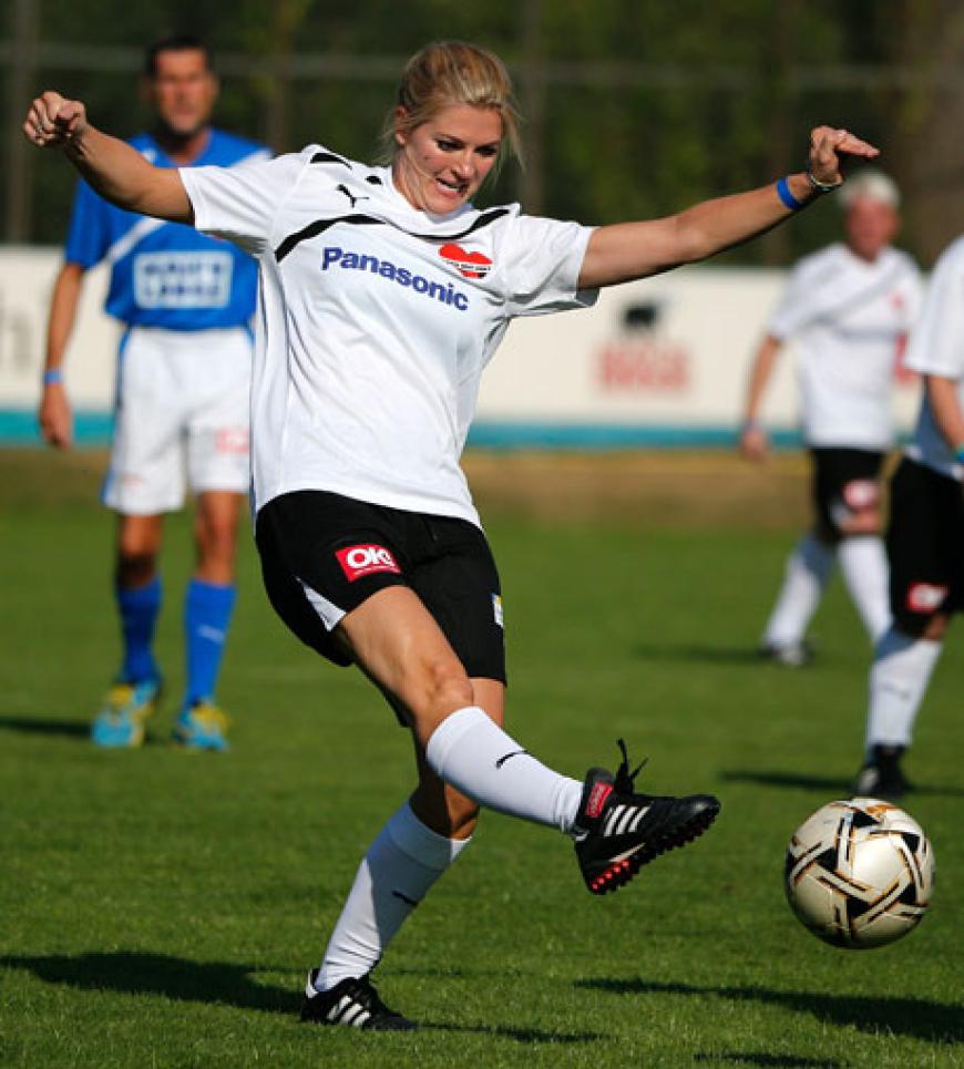Nina Bott - Ist sie bald in der deutschen Nationalmannschaft? ;)