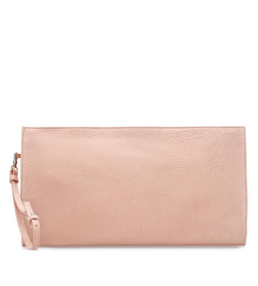 Der perfekte Farbakzent: Rosa Clutch von Zara, ca. 80 Euro