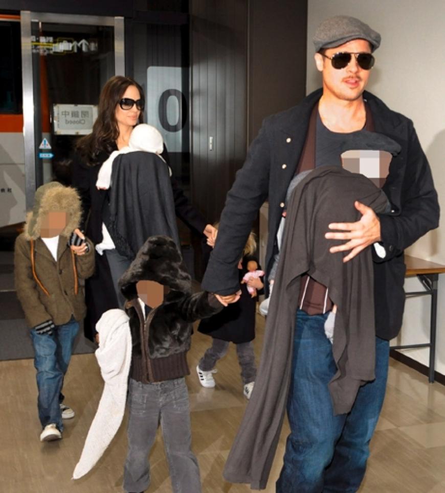 Angelina Jolie und Brad Pitt mit ihren sechs Kindern am Flughafen in der Nähe von Tokio