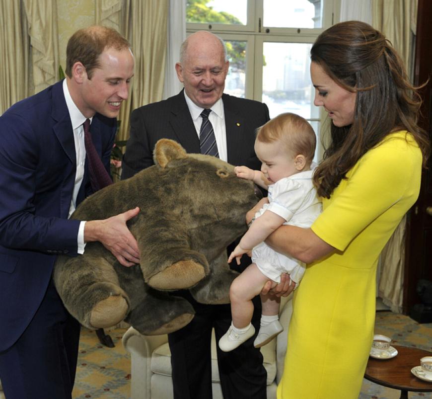 Wer bist denn du? In der australischen Metropole macht der kleine Prinz Bekanntschaft mit einem Kuschel-Wombat in XXL. Der royale Knirps ist amused!