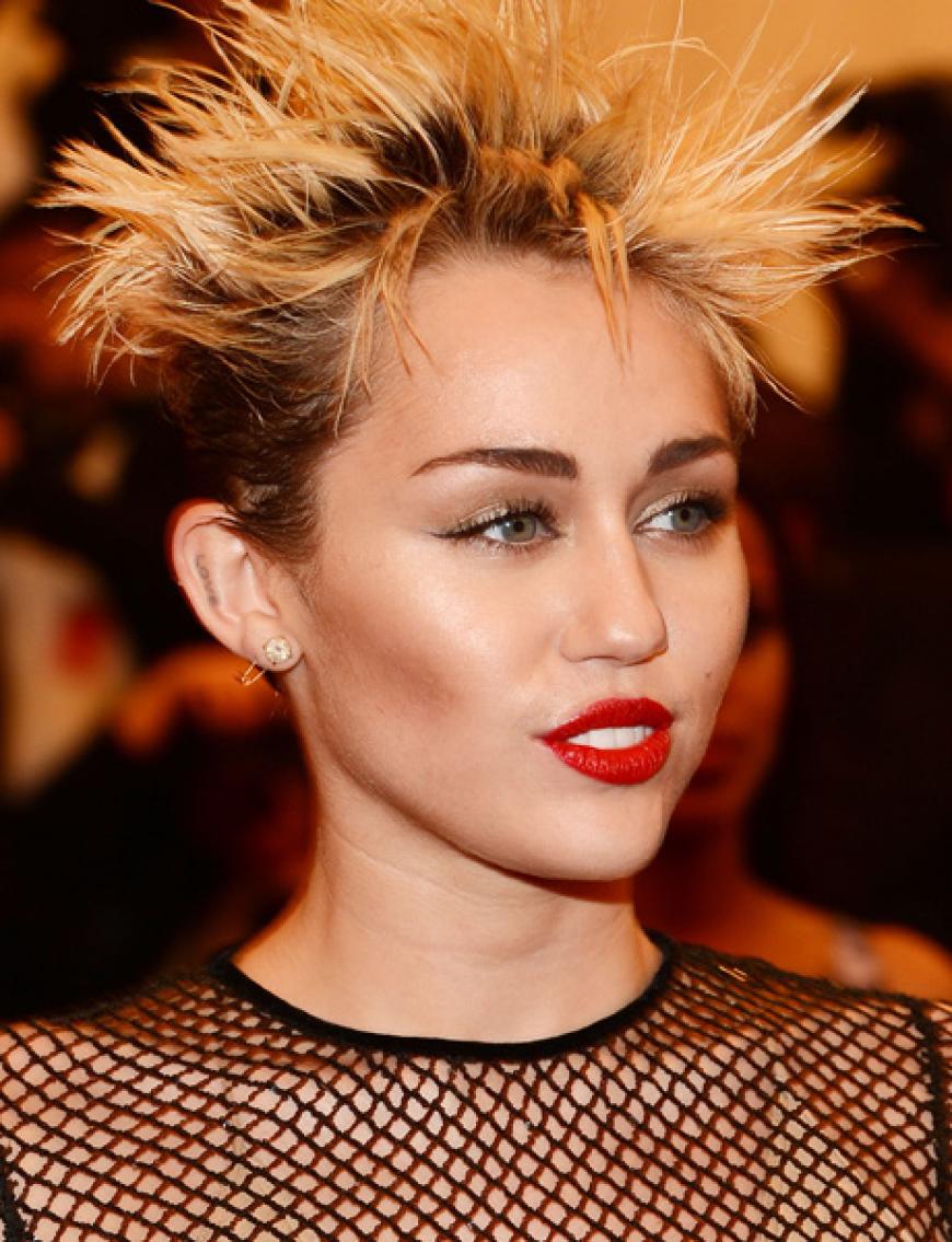 Back to the 80's: Das Motto war ihr natürlich sehr recht: Miley Cyrus kam punkig