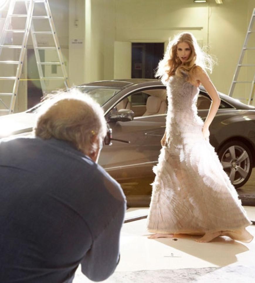 Starfotograf Peter Lindbergh setzte das internationale Topmodel und Mercedes-Benz Mode-Markenbotschafterin Julia Stegner sowie das neue E-Klasse Coupé gemeinsam für die Berliner Modewoche in Szene
