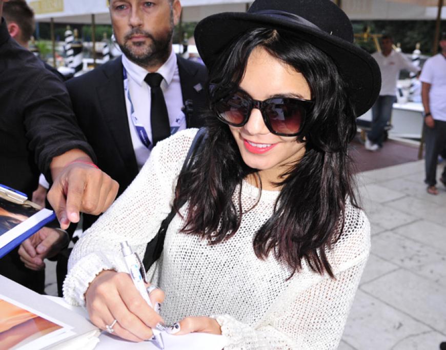 Die 69. Filmfestspiele in Venedig locken derzeit viele Promis an. Ankunft am Airport: Vanessa Hudgens wird bereits von vielen Fans erwartet