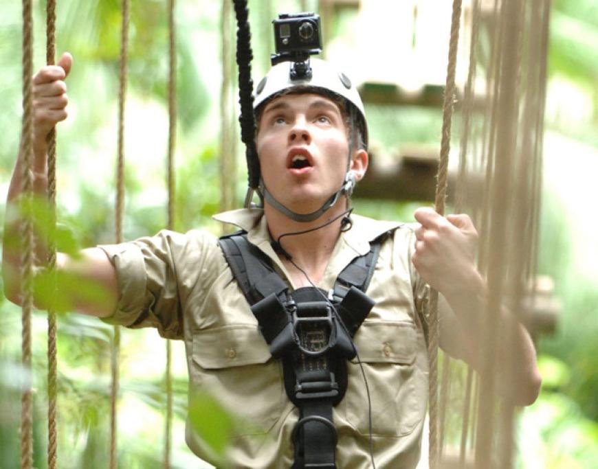 Der Weg zum Dschungelcamp. Joey bietet seiner Gruppe großzügig an, als Erster über die Hängebrücke zu gehen: