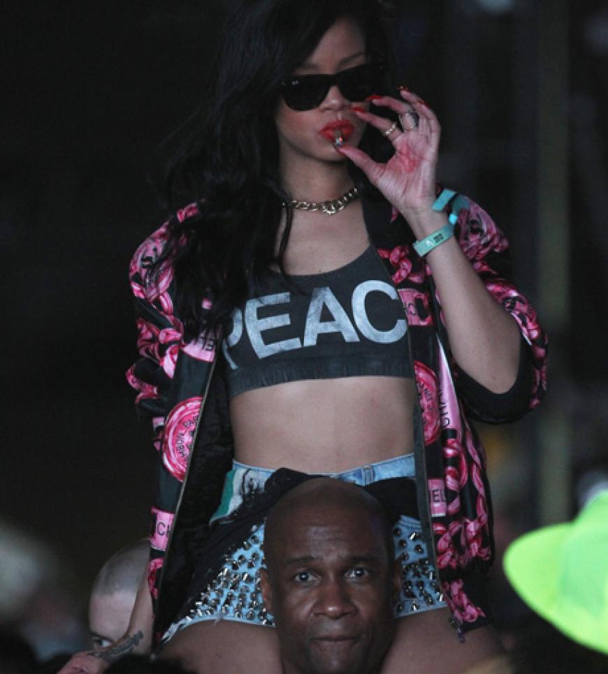 Was sehen wir denn da? Raucht Rihanna etwa?