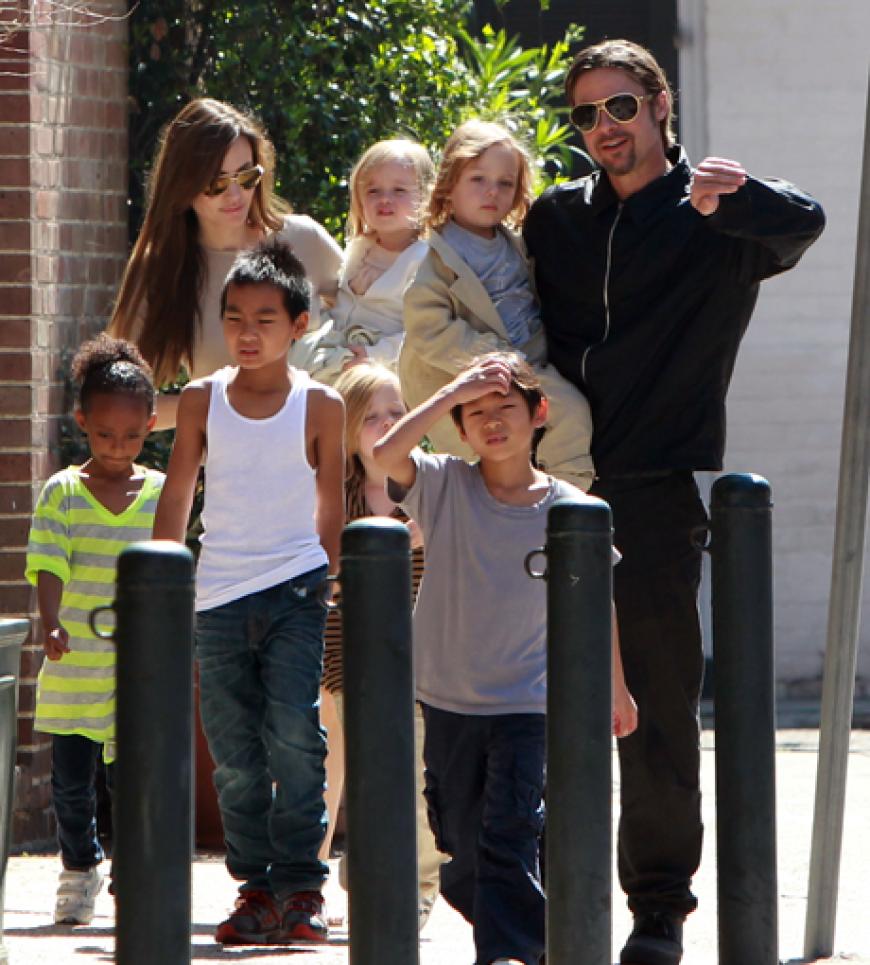 Familie Pitt-Jolie unterwegs in New Orleans. Die Film-Pause nutzte Brad Pitt für einen gemütlichen Spaziergang mit seinen Liebsten