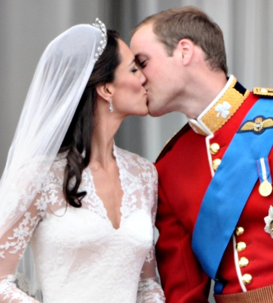 Darauf haben Millionen von Menschen den ganzen Tag gewartet: Der Kuss! Er fiel im Falle von Kate und William zwar etwas kurz aus, aber nicht weniger romantisch