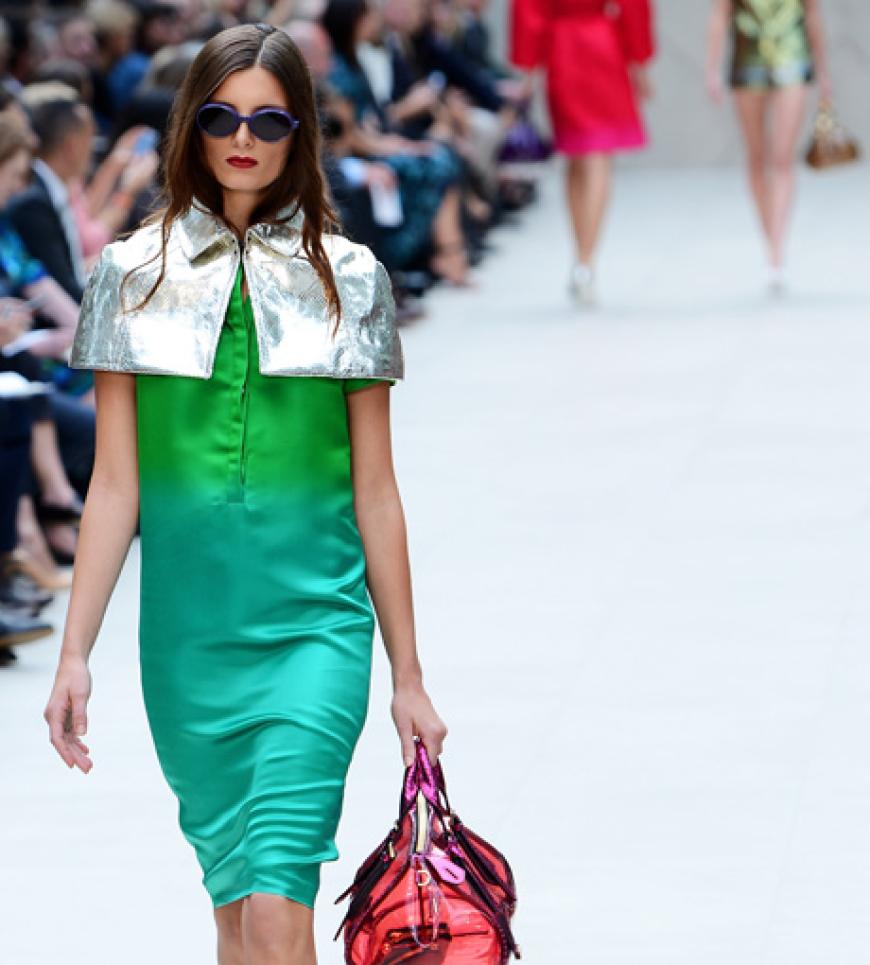 Designer Christopher Bailey lässt bei Burberry Prorsum die Farben kunstvoll ineinander fließen.