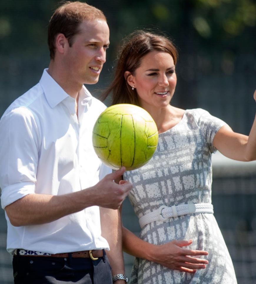 Ballkünstler: Prinz William balanciert die Kugel auf seinen Fingern