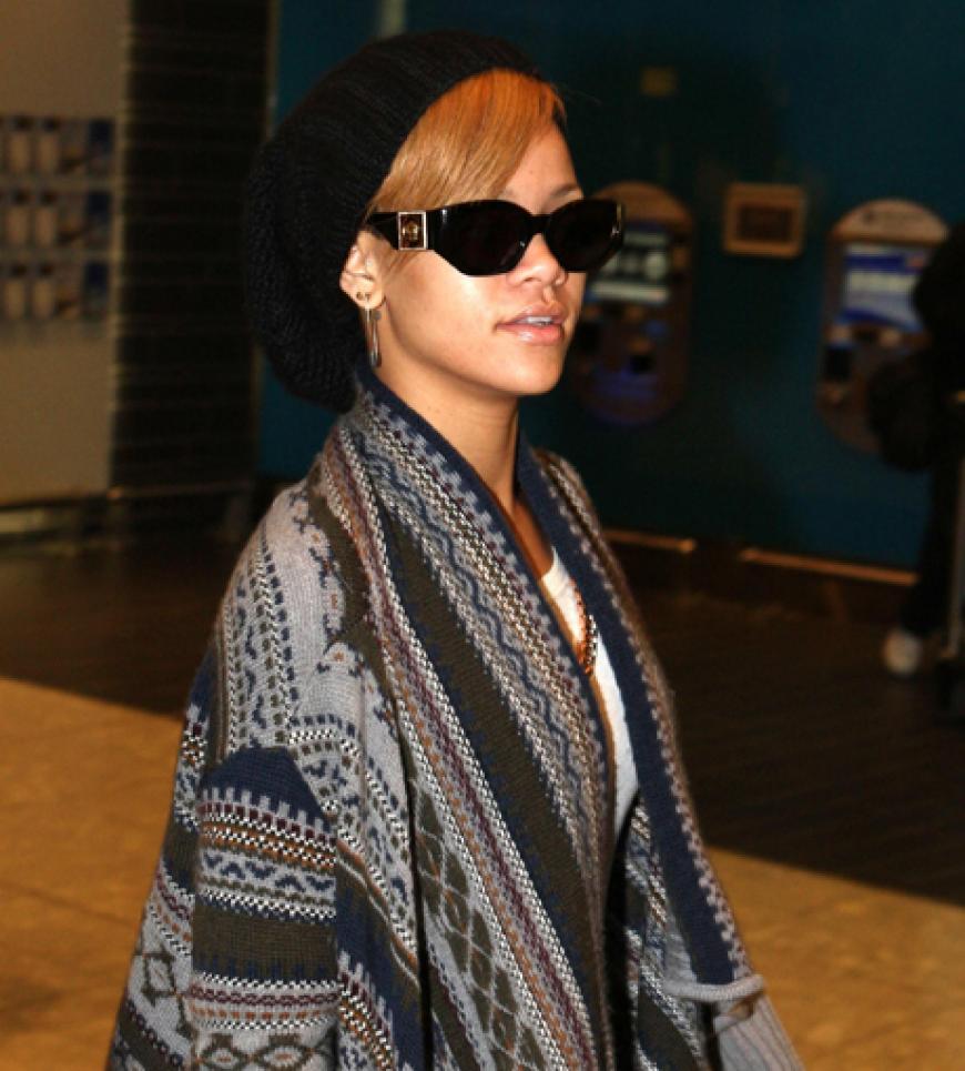 Rihanna im gemütlichen Poncho
