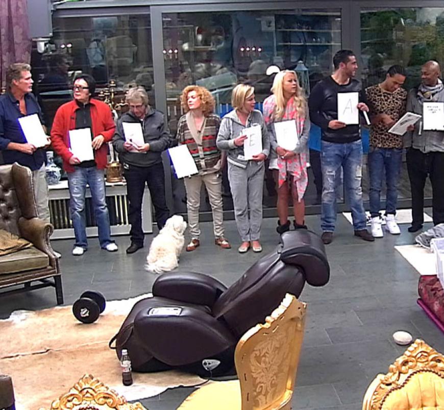 Wer ist eigentlich der Prominenteste im Haus? 15 Minuten haben die zwölf Bewohner Zeit, sich untereinander abzustimmen, wer denn der Berühmteste im âPromi Big Brother