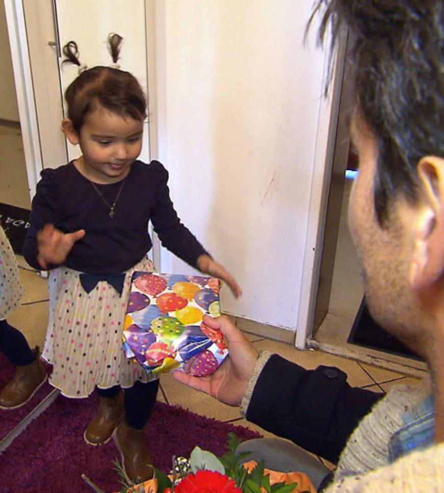 Als Nächstes ist Sarah dran. Ihre kleine Tochter will Kralitschka mit einem Geschenk auf seine Seite ziehen...