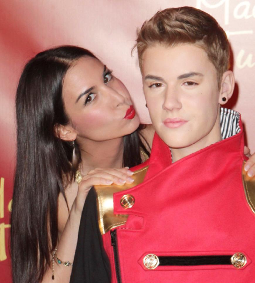 Er ist in Berlin angekommen! Superstar Justin Bieber hat nun seine eigene Wachsfigur bei Madame Tussaud's in der Haupstadt. Erster Fan: GZSZ-Star Sila Sahin