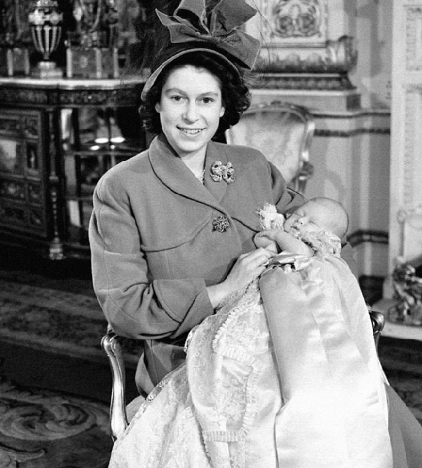 Die Queen am 15. Dezember 1948 mit ihrem Sohn Prinz Charles (heute 64)´