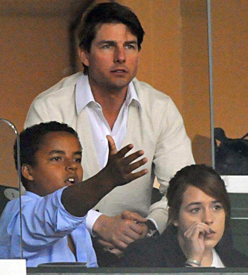 Tom Cruise hat ebenfalls zwei adoptierte Kinder. Mit seiner damaligen Frau, Nicole Kidman, holte er 1993 seine Tochter Isabella und 1995 seinen Sohn Connor zu sich