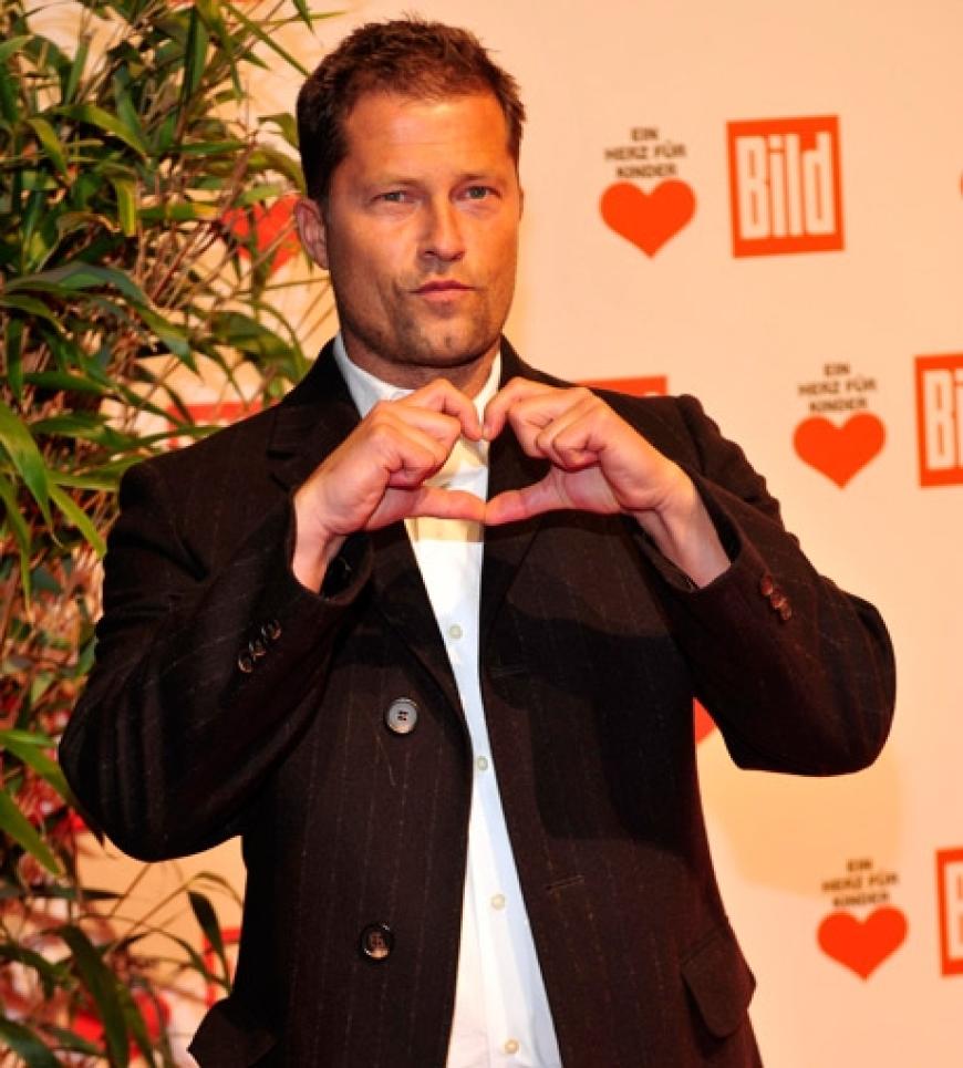 Til Schweiger kam solo ohne Freundin Melanie und zeigte ein großes Herz für Kinder. Er selbst ist vierfacher Vater