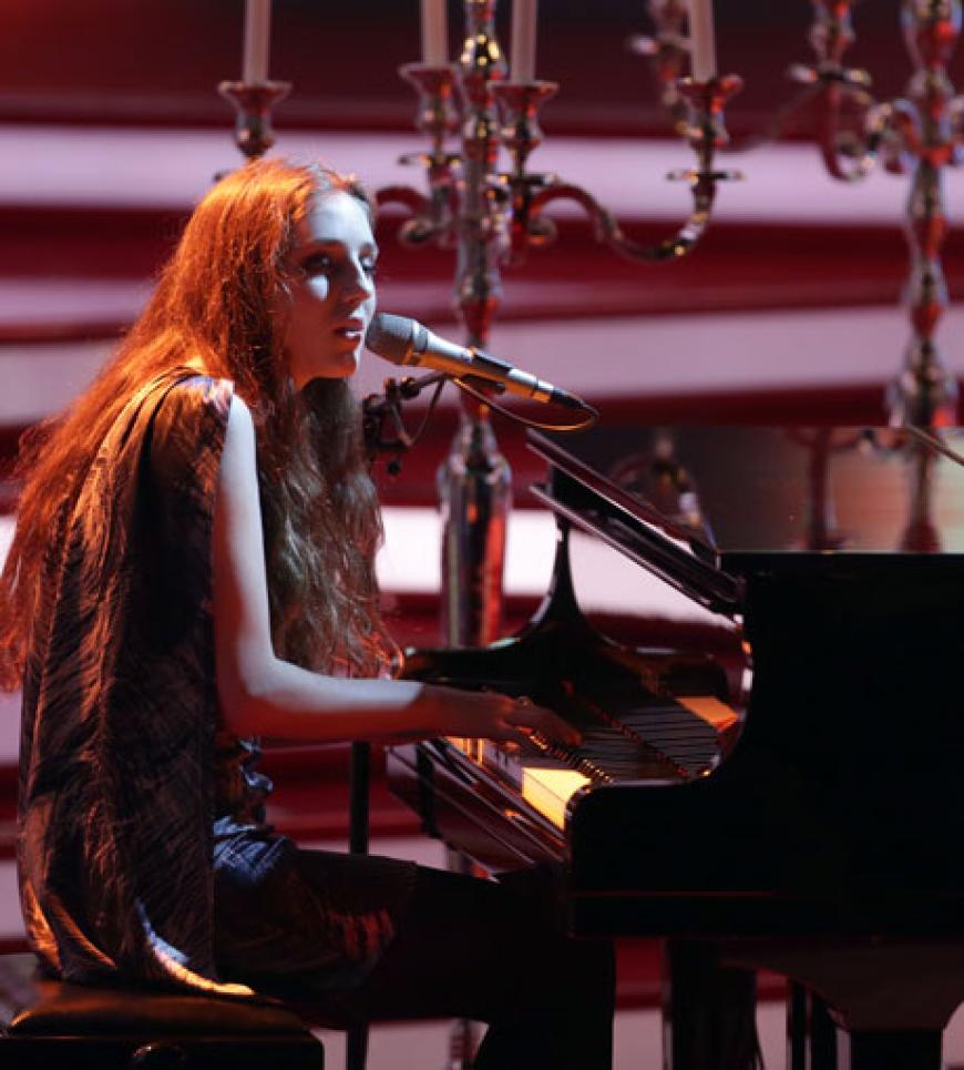 Der britische Teenie-Star Birdy sang am Flügel