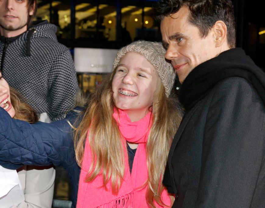 Regisseur Tom Tykwer mit einem jungen Fan. Übrigens: