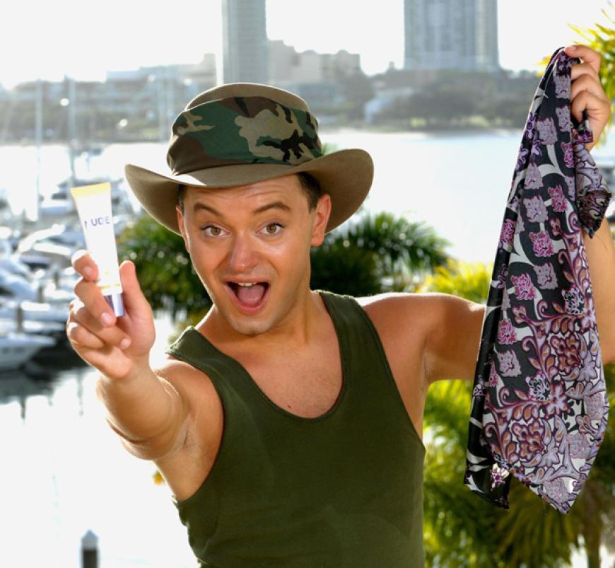 Julian F. M. Stoeckel (26): Der Berliner Mode-Designer bringt edles Tuch aus seiner Kollektion ins Dschungelcamp. Außerdem Gesichtscreme: âEin lila Tuch aus meiner eigenen Kollektion wird Farbe ins Camp bringen. Und falls ich mal blass im Gesicht bin, habe ich auch noch Creme im Gepäck