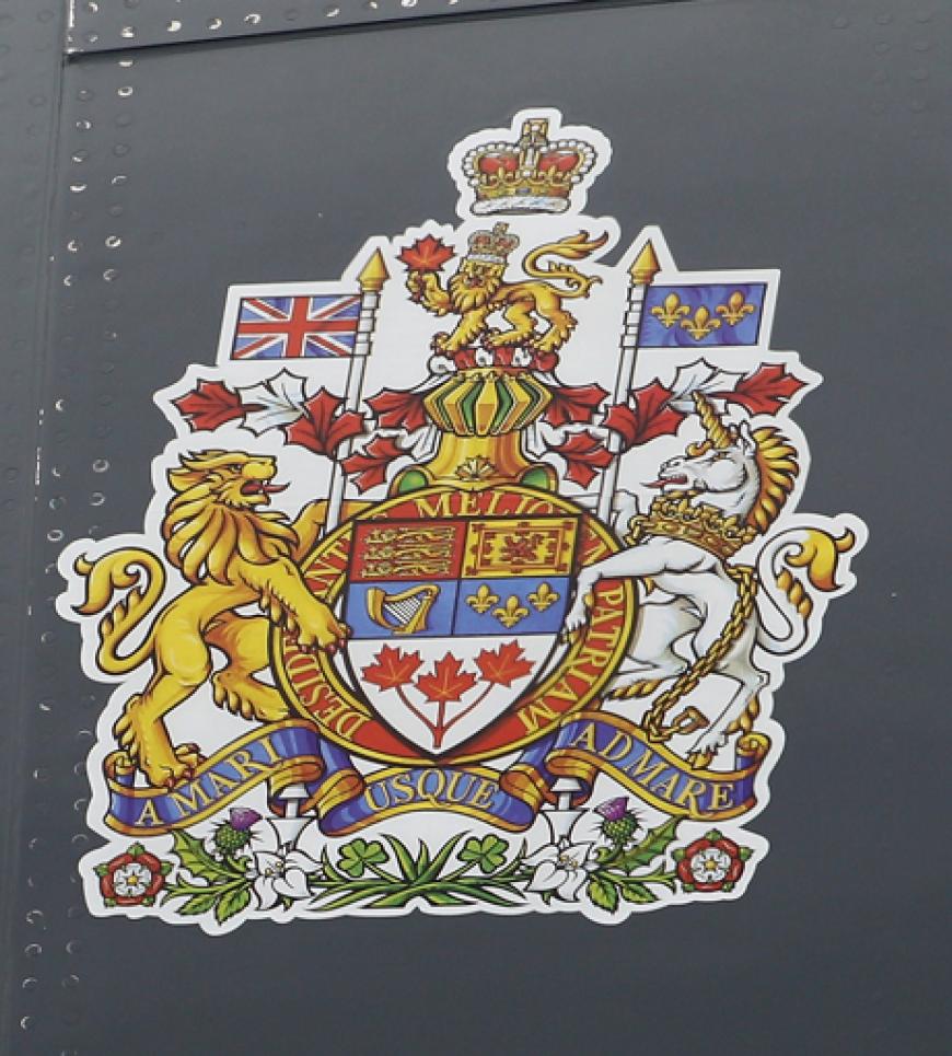 Das Flugzeug trug das Wappen des frisch verheirateten Paars